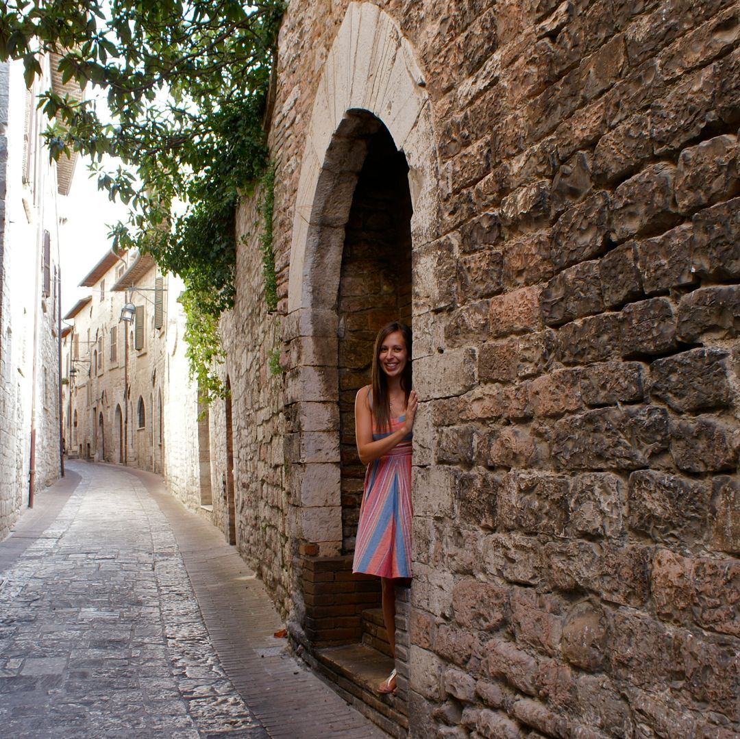 Professional violinist and pianist Laila standing in archway